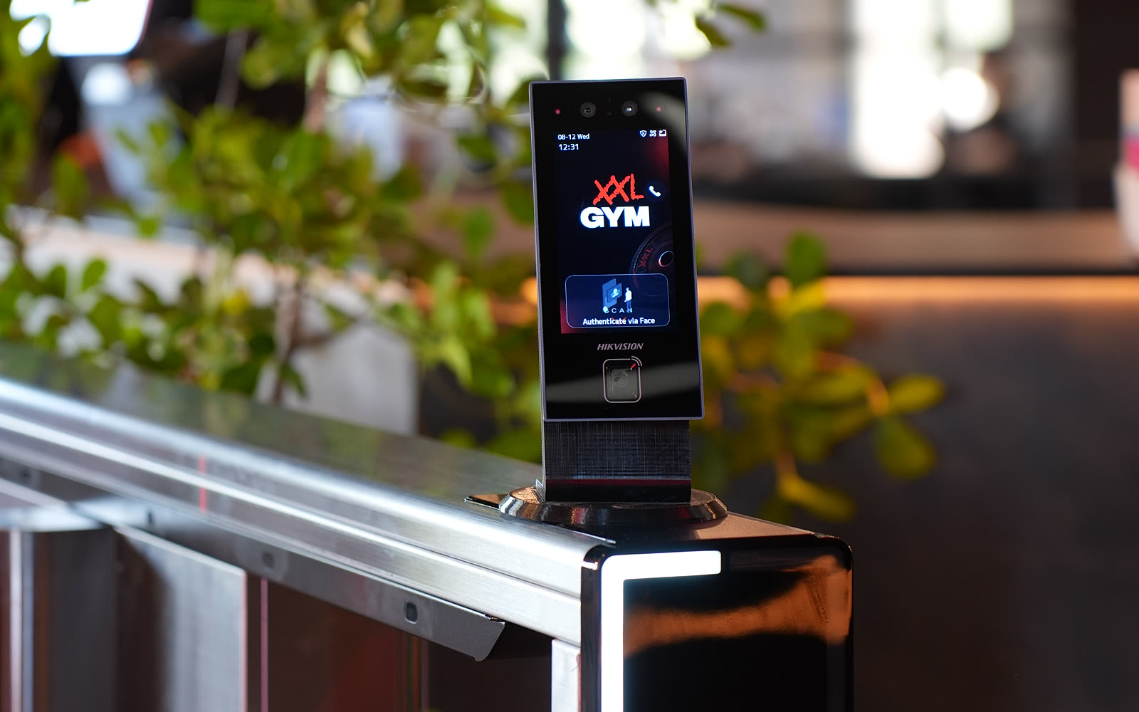 Hikvision-toegangsterminal op een premium speedgate bij XXL GYM