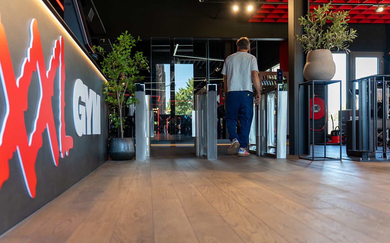 Lid loopt door de speedgate bij een 24/7 sportschool