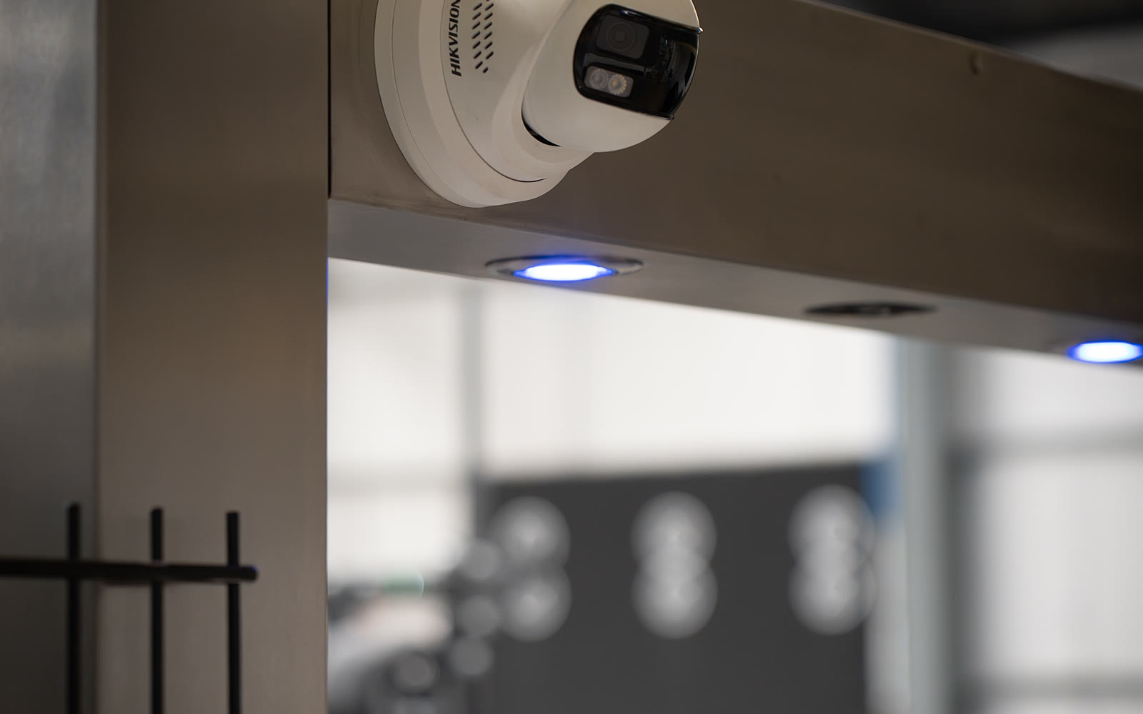 Hikvision-camera boven de entree voor AI-tailgatingdetectie