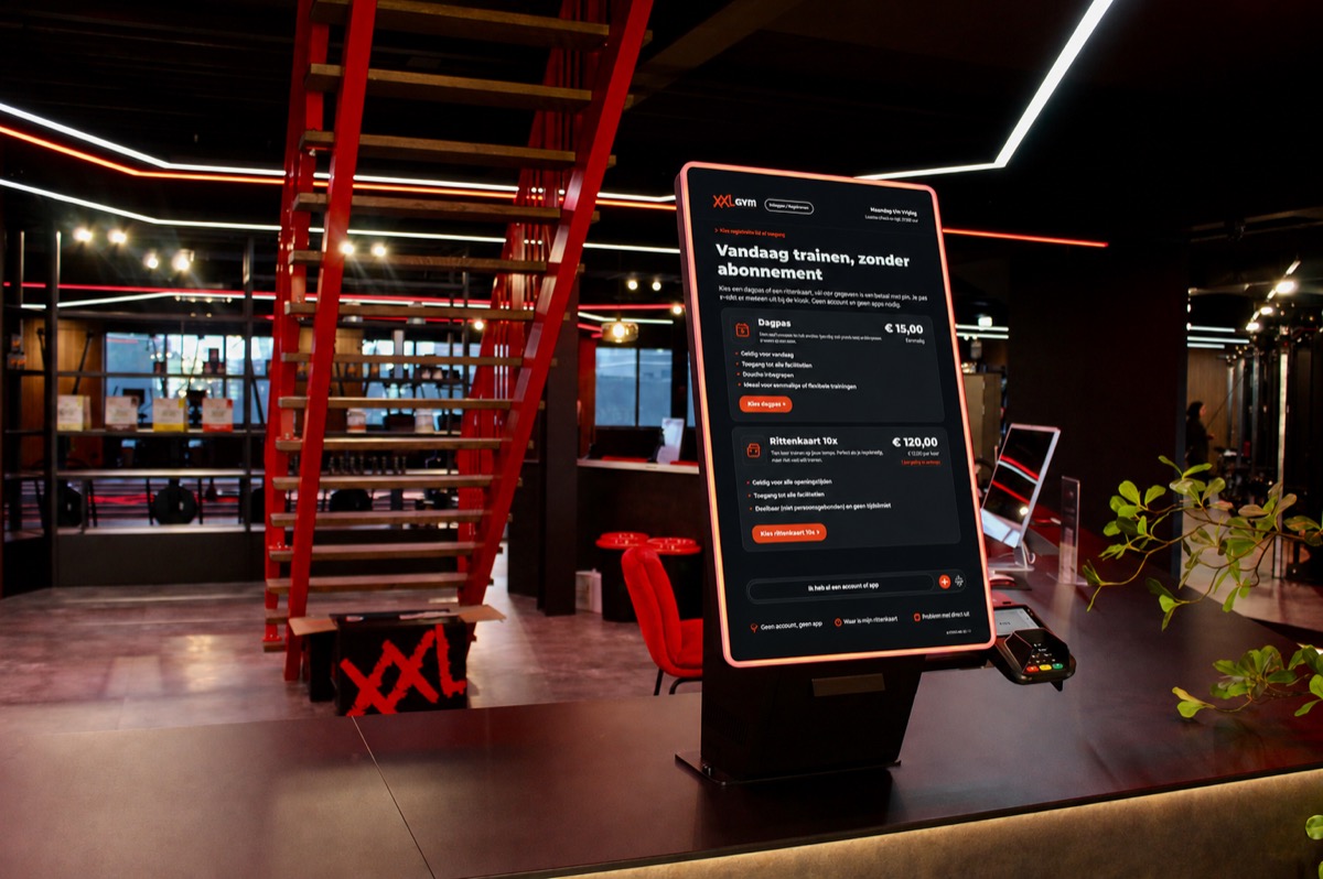 Sportschool kiosk van 247toegang bij XXL Gym — zelfstandig inschrijven, verkopen en plannen in eigen huisstijl