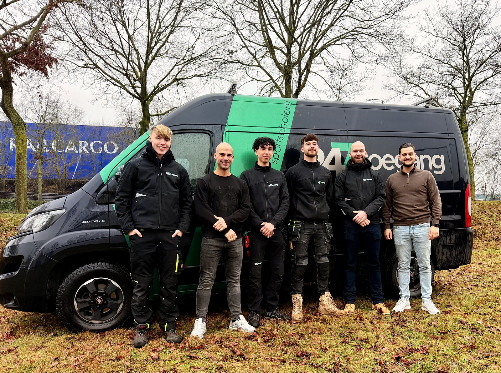 Het team van 247toegang bij de bedrijfsbus